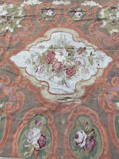 null AUBUSSON, époque Louis Philippe
Tapis tissé laine polychrome à décor de cartouches...