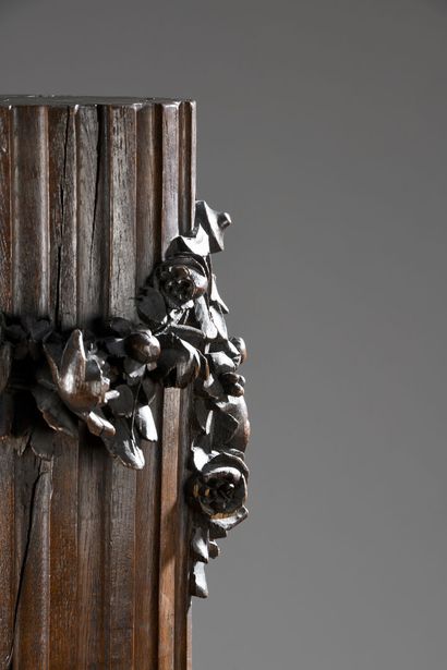 null Carved and molded oak column, late 18th century
Fluted, decorated with garlands...