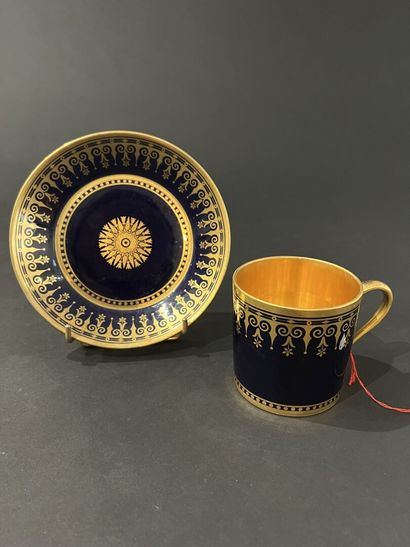 null SÈVRES, Restoration period.
Porcelain cup and saucer decorated in gold on a...