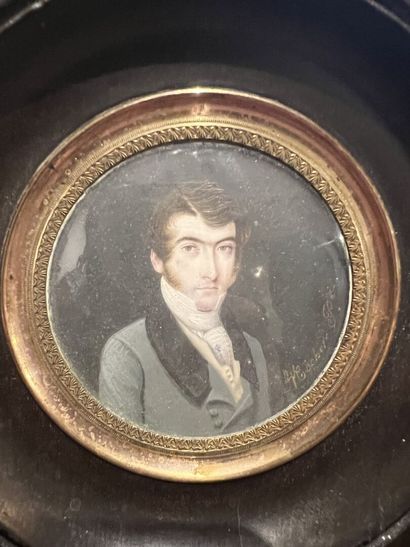 null Adalbert HOECHER, attribué à (1761-1841)
Homme à la redingote grise
Miniature...