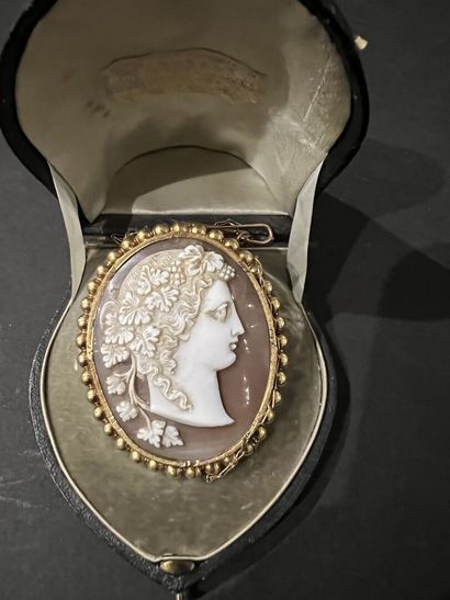 null Camée à décor d'un profil de femme, vers 1850
Monture en or à décor de perles...