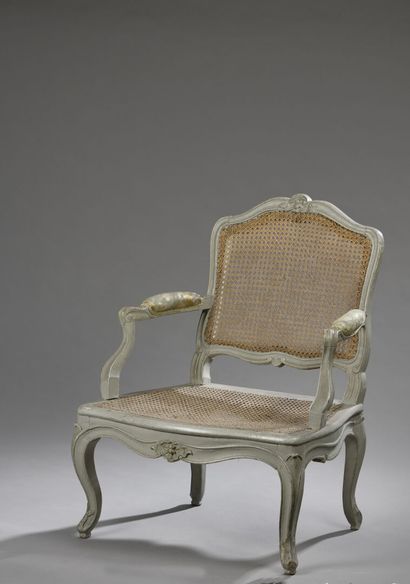 null Fauteuil en bois mouluré et relaqué gris d'époque Louis XV
À dossier plat, dossier...