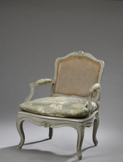 null Armchair in molded wood and grey relacquered of Louis XV period
Flat back, cane...