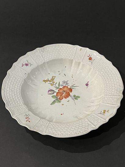 null HÖCHST, 18th century
Round porcelain dish with a contoured edge with wickerwork...