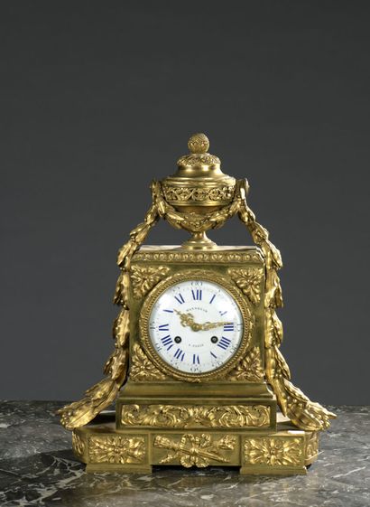 null Pendule borne en bronze ciselé et doré, d'époque Louis XVI
À décor d'un pot...