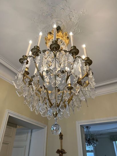 null Important chandelier with twelve lights in chased and gilded bronze, 18th century...