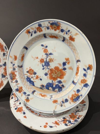 null CHINE, XVIIIe siècle
Cinq assiettes en porcelaine en porcelaine à décor bleu,...