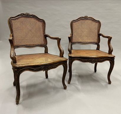 null Paire de fauteuils cannés en bois mouluré et sculpté de style Louis XV
À dossier...