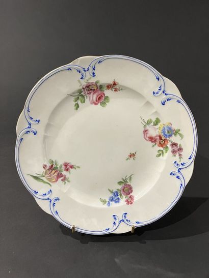 null SÈVRES, XVIIIe siècle, 1769
Assiette à palmes en porcelaine tendre à décor polychrome...