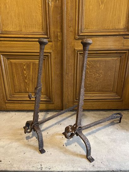 null Pair of Louis XIV period iron andirons
With two uprights ending in balls.
H....