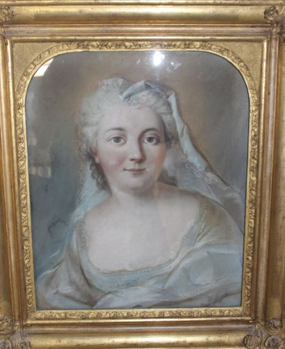 null École ITALIENNE du XVIIIe siècle
Portrait de femme
Pastel.
Traces de mouillures,...