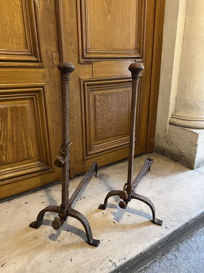 null Pair of Louis XIV period iron andirons
With two uprights ending in balls.
H....
