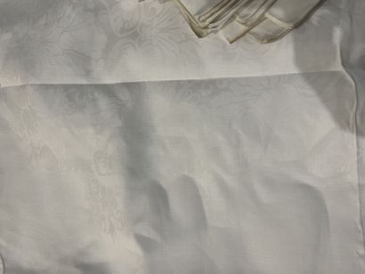 null Service de table, nappe et douze serviettes en damas de lin, époque Restauration,...