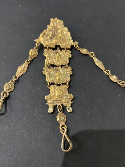 null Châtelaine, époque Louis XV, en bronze doré à décor de Vénus confisquant les...