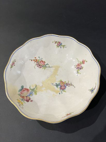 null SÈVRES, 18th century, 1779
Round salad bowl with contoured edge in soft porcelain...