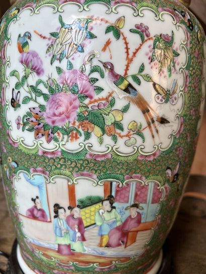 null CANTON, fin XIXe

Paire de vases en porcelaine montés en lampe.

A décor de...