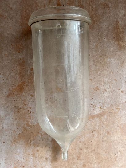 null Mesureur en verre, début XIXe

Gradué de 500 à 2000 gr.

H. 36 cm