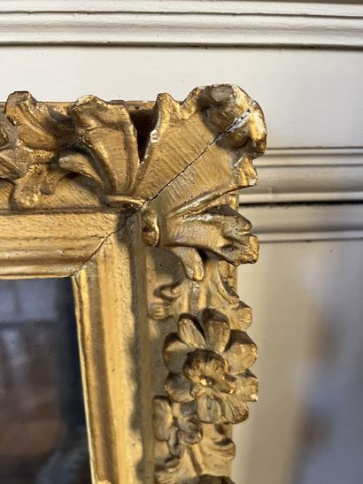 null Cadre en bois mouluré et sculpté d'époque Louis XV 

Garni d'une glace au XIXe...