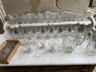 null Service en cristal XIXe comprenant onze grands verres à pied, douze verres à...