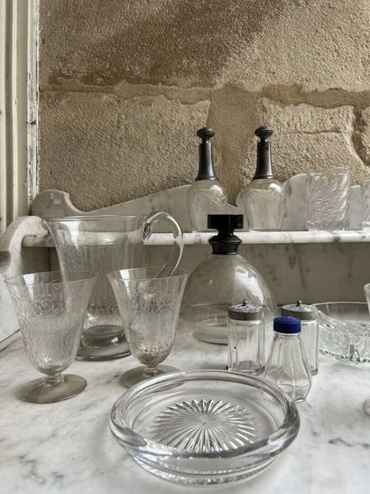 null HANDKERCHIEF of various glassware and crystal including three water glasses...