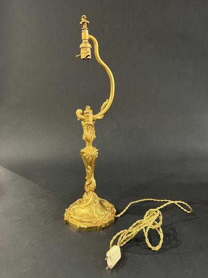 null Flambeau de style Louis XV en bronze richement ciselé et doré, dans le goût...