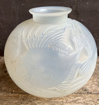 null René Lalique, XXe

Vase boule aux poissons. Signé à la pointe.

H. 24 cm


...