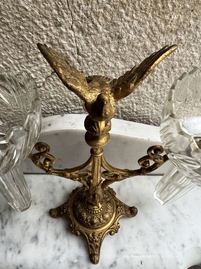 null Deux porte-vases en bronze cristal et verre émaillé d'époque Napoléon III

L'un...
