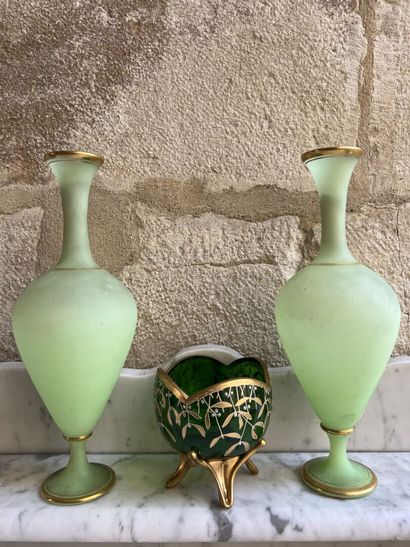 null Deux vases modèle antique, deuxième partie du XIXe siècle

En verre dépoli à...