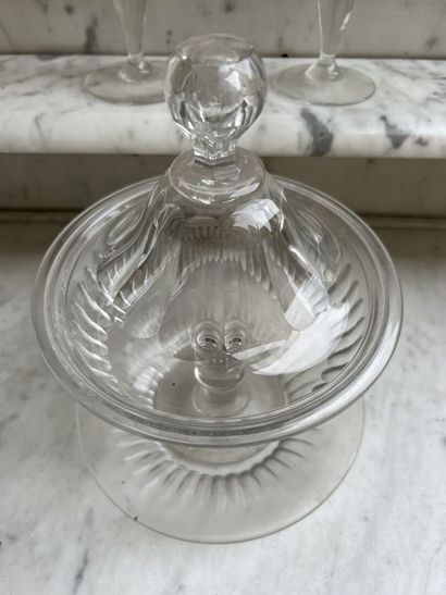 null Confiturier en cristal, d'époque Napoléon III

H. 22 cm

On y joint trois verres...