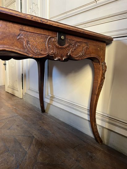 null Table tric-trac mouluré et sculpté d'époque Louis XV

À décor de coquilles,...