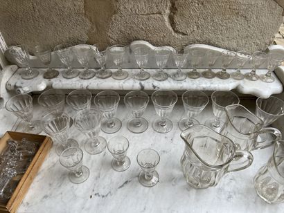 null Service en cristal XIXe comprenant onze grands verres à pied, douze verres à...