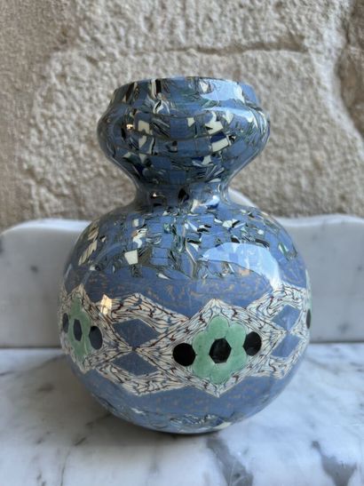 null GERBINO VALLAURIS, XXe

Vase en céramique à décor de mosaïque 

H. 16 cm