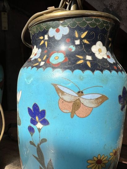 null Dans le goût de la Chine, vers 1900

Paire de vase en cloisonné 

A décor de...