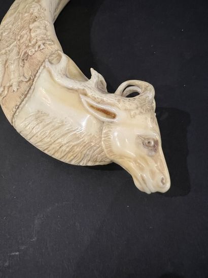 null Olifant en ivoire, vers 1850

A décor d'armoiries, d'un cerf et d'une biche.

L....