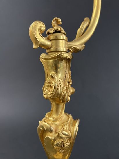 null Flambeau de style Louis XV en bronze richement ciselé et doré, dans le goût...