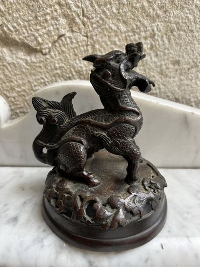 null CHINE, XIXe

Dragon en bronze sur socle ajouré 

H. 12,5 cm