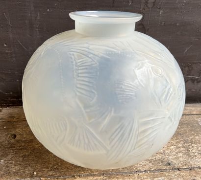 null René Lalique, XXe

Vase boule aux poissons. Signé à la pointe.

H. 24 cm


...