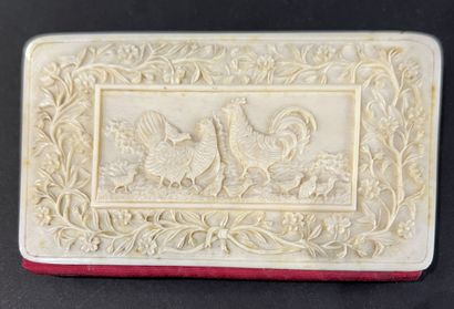 null Lot de deux porte-cartes et une boîte en ivoire, époque Napoléon III, vers ...