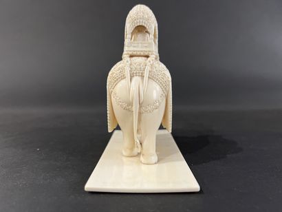 null Ecole indienne, fin XIXe 

Eléphant en ivoire portant un palanquin.

H. 12 ...