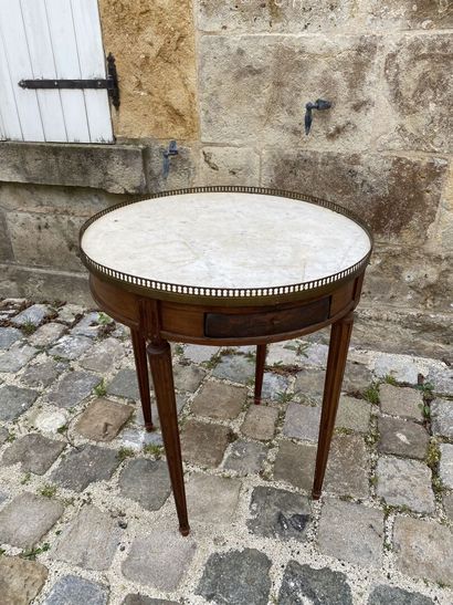 null Table bouillotte en bois teinté en acajou, style Louis XVI

H. 77, D.66 cm
...