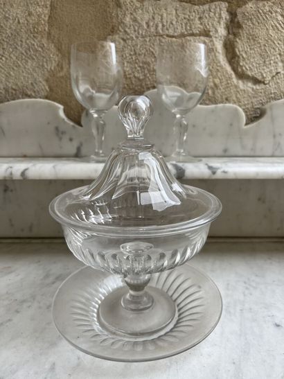null Confiturier en cristal, d'époque Napoléon III

H. 22 cm

On y joint trois verres...