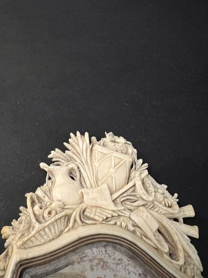 null Dieppe, vers 1870

Glace en ivoire sculpté à décor de rinceaux et trophées.

H....