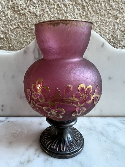 null DAUM, Nancy, vers 1890

Petit vase en verre gravé à l'acide de fleurs et doré.

Il...