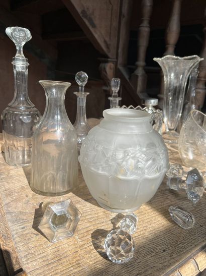 null MANNETTE of glassware: vases, various carafes



Accidents and misses.