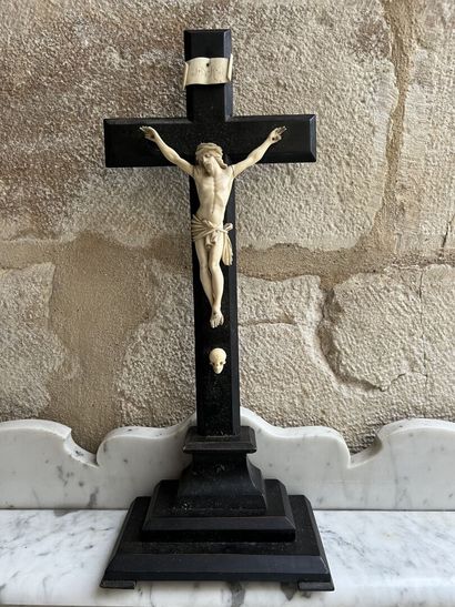 null Christ en croix en ivoire milieu XIXème. 

H. 48 cm