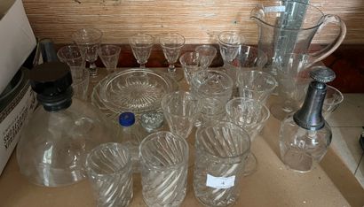 null MANNETTE de verrerie et cristal divers comprenant trois verres à eau BACCAR...