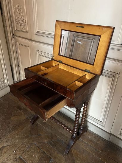 null Table travailleuse d'époque Louis Philippe

Elle ouvre à un abattant, un tiroir...