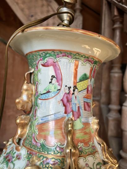 null CANTON, fin XIXe

Paire de vases en porcelaine montés en lampe.

A décor de...