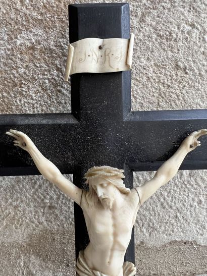 null Christ en croix en ivoire milieu XIXème. 

H. 48 cm