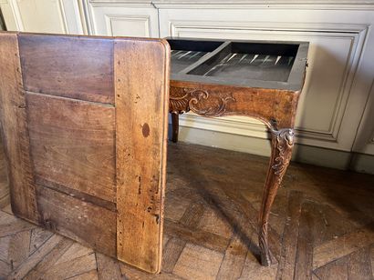 null Table tric-trac mouluré et sculpté d'époque Louis XV

À décor de coquilles,...